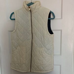 Quilted Cream Sleeveless Acrylic Vest. Size M. Reversible. Other side Felt Grey